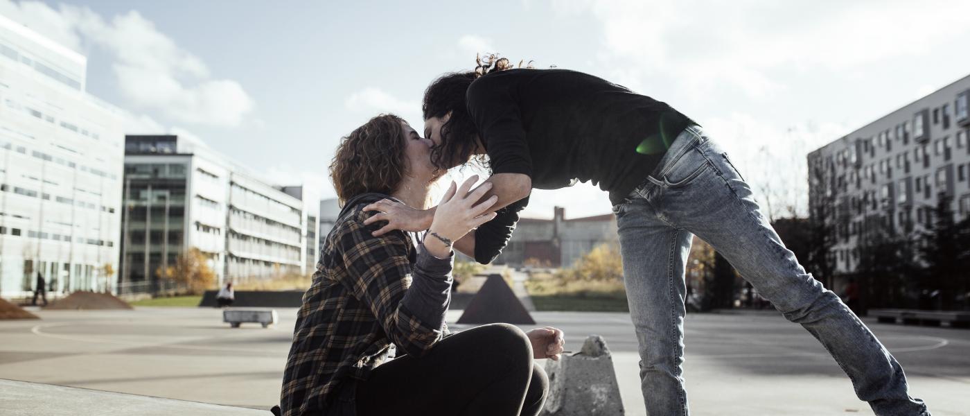 Par pussas på Stapelbäddsparken i Malmö